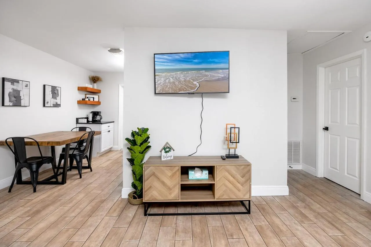 Cozy Home With Fenced Yard - Close To Downtown & Beaches Largo Casa de Férias