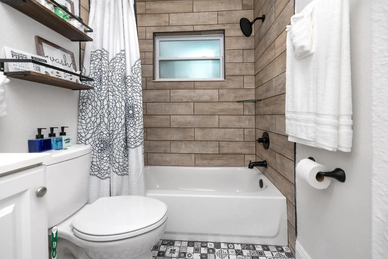 Casa de Férias Cozy Home With Fenced Yard - Close To Downtown & Beaches Largo