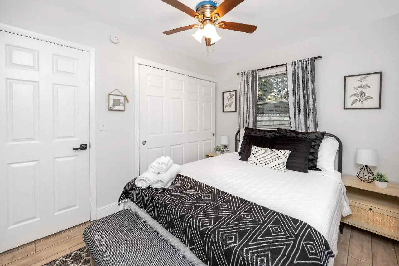 Cozy Home With Fenced Yard - Close To Downtown & Beaches Largo
