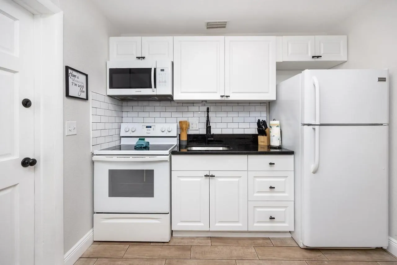Casa de Férias Cozy Home With Fenced Yard - Close To Downtown & Beaches Largo