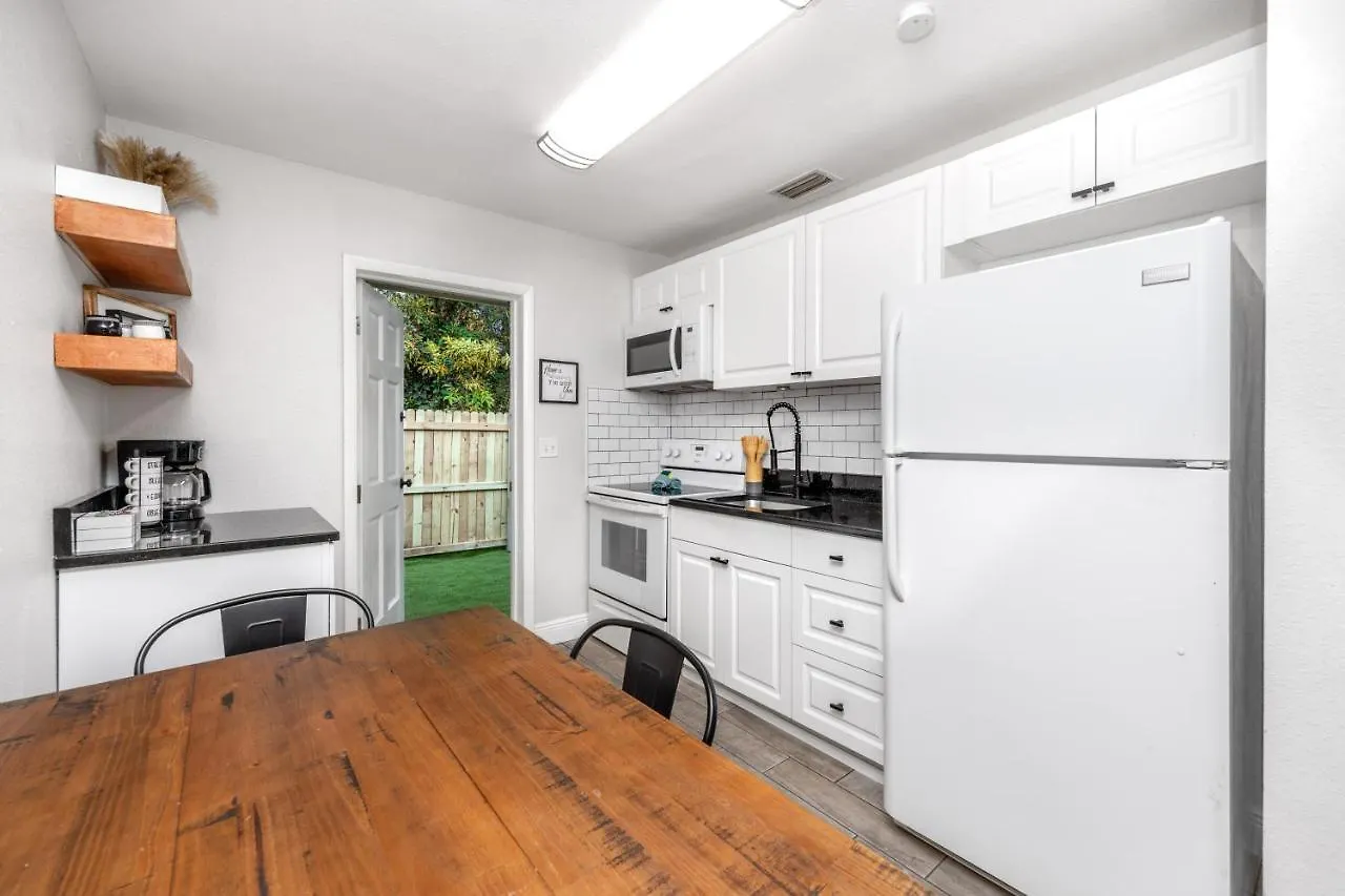 Cozy Home With Fenced Yard - Close To Downtown & Beaches Largo Estados Unidos da América