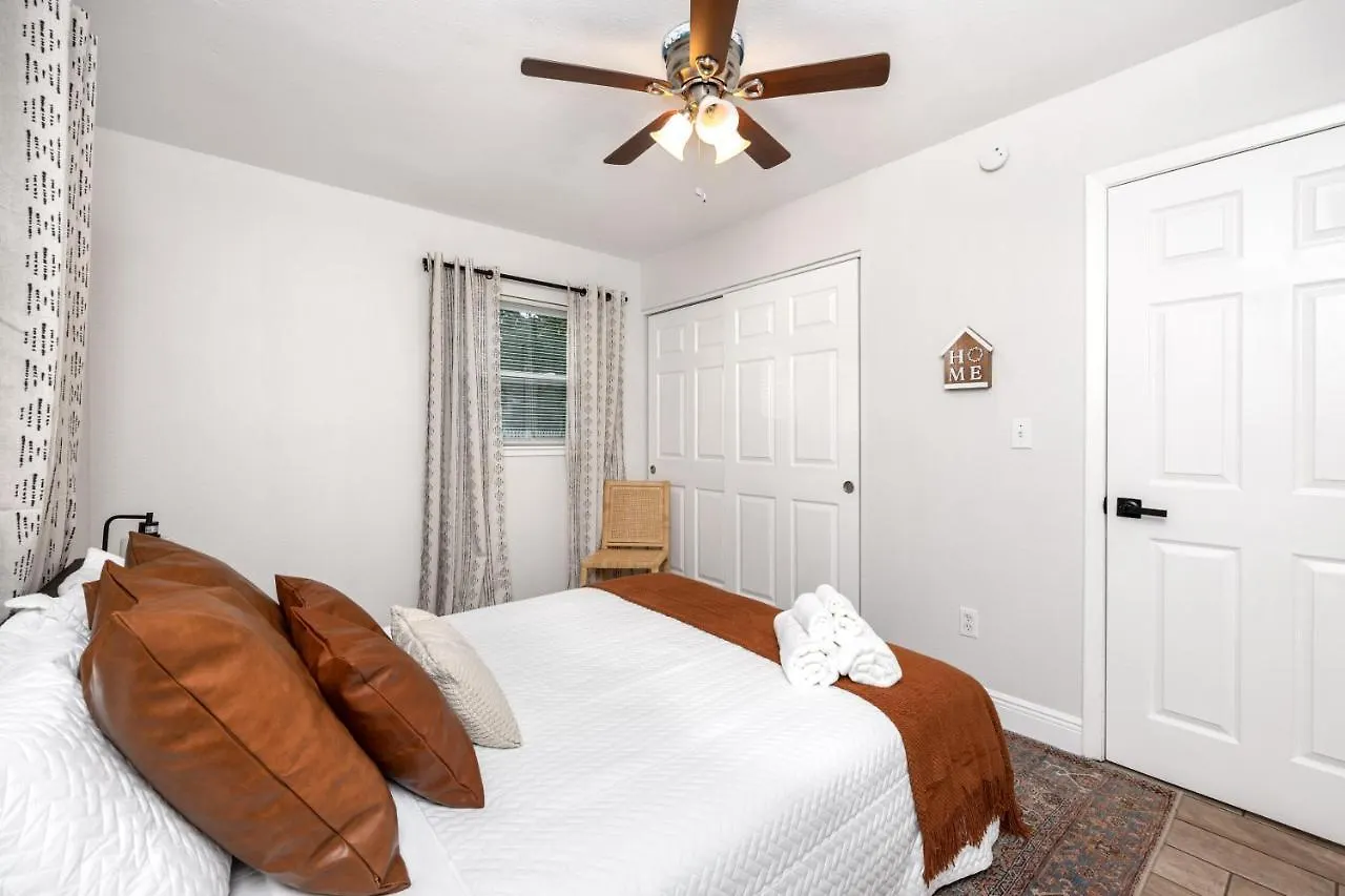 Cozy Home With Fenced Yard - Close To Downtown & Beaches Largo 0*,  Estados Unidos da América